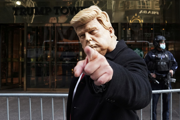 Một người đóng giả ông Trump đi dạo vòng quanh khu Manhattan, New York vào ngày 3/11. Ảnh: Reuters