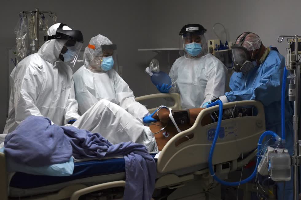Nhân viên y tế chuẩn bị đặt nội khí quản cho bệnh nhân COVID-19 tại phòng chăm sóc đặc biệt của bệnh viện ở Houston, Texas,  ngày 29/6. Ảnh: Reuters.