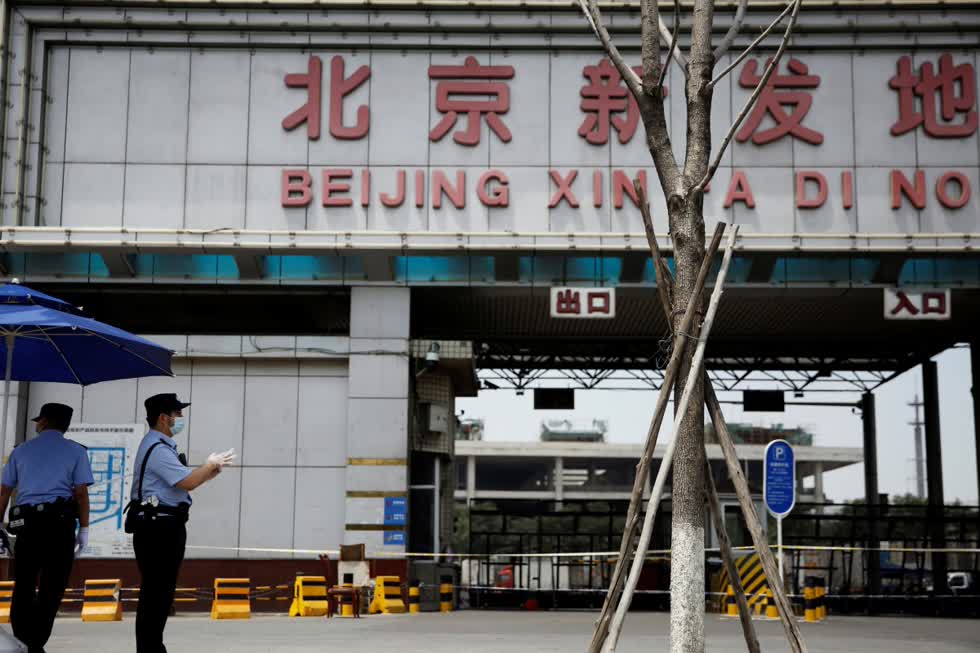 Chợ Tân Phát Địa ở Bắc Kinh đã đóng cửa sau khi phát hiện COVID-19 hồi tuần trước. Ảnh: Reuters.