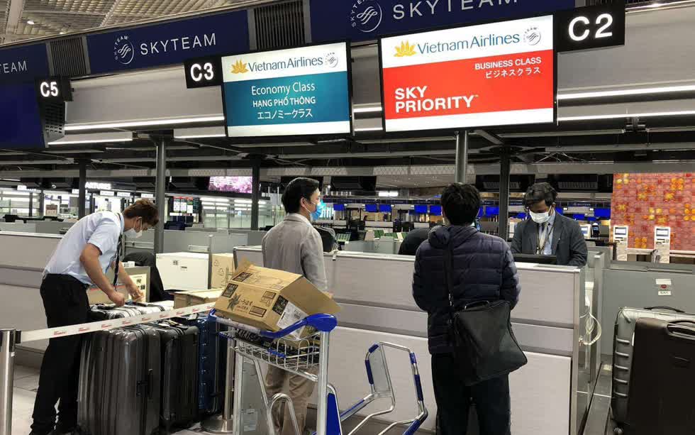 Hành khách làm thủ tục tại sân bay Narita, Tokyo, Nhật Bản. Ảnh: VietnamAirlines