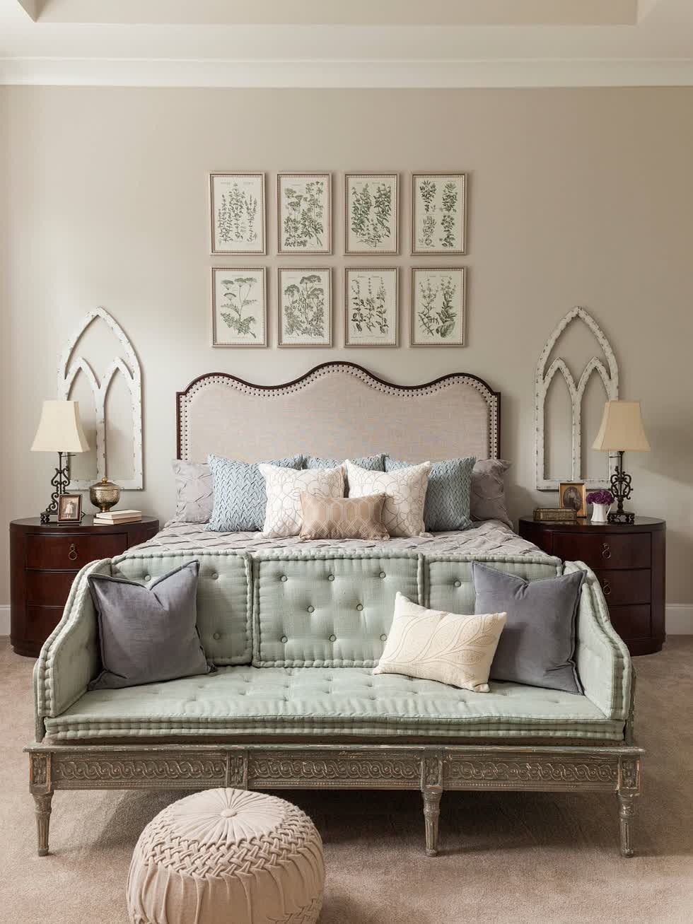 Bộ tranh thực vật đầu giường mang đến cái nhìn mới lạ, hút mắt cho phòng ngủ mùa hè phong cách cổ điển sang trọng.