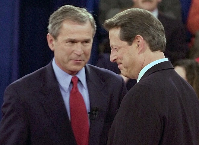 Cuộc bầu cử tổng thống năm 2000 giữa hai ứng viên George W. Bush (trái) của đảng Cộng hòa và Al Gore của đảng Dân chủ tốn không ít thời gian để kiểm phiếu lại ở Florida. Ảnh: USA Today