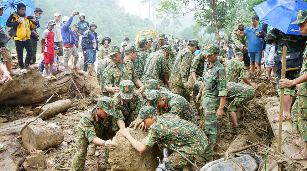 Lực lượng cứu hộ cứu nạn nỗ lực tìm kiếm các nạn nhân khu vực lở núi ở Trà Leng. Ảnh: CAND