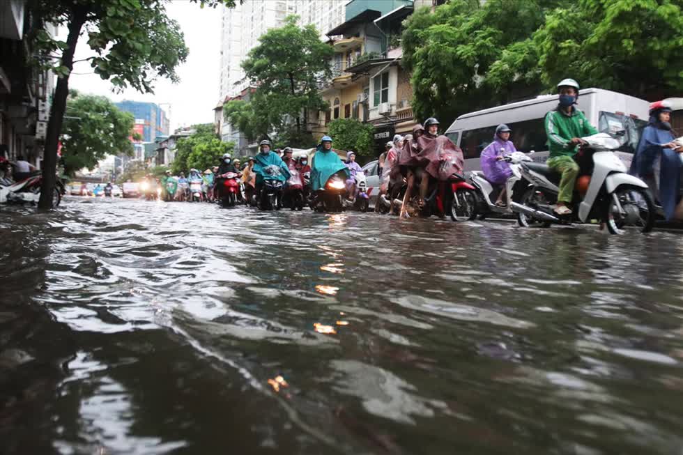 Mưa lớn gây ngập lụt tại TP. Hà Nội. Ảnh: Internet