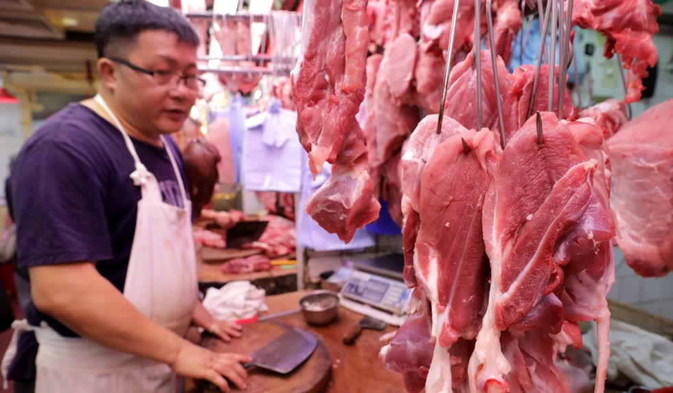   Giá lợn hơi giảm mạnh nhưng giá thịt lợn mảnh vẫn neo ở mức cao.  