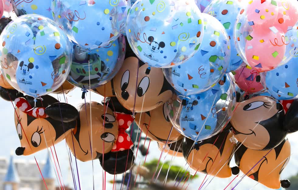 Những chiến bong bóng được bày bán tại công viên Disneyland.