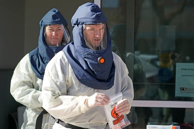 Y tá của Sở y tế hạt Salt Lake, bang Utah, mặc đồ bảo hộ khi tiến hành xét nghiệm nCoV hôm 3/11. Ảnh: AP.