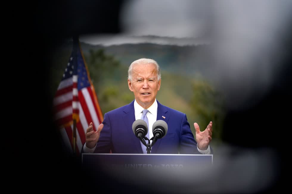  Joe Biden  hứa hẹn sẽ tăng cường chính sách hỗ trợ COVID-19 nếu đắc cử. Ảnh: The New Yorker