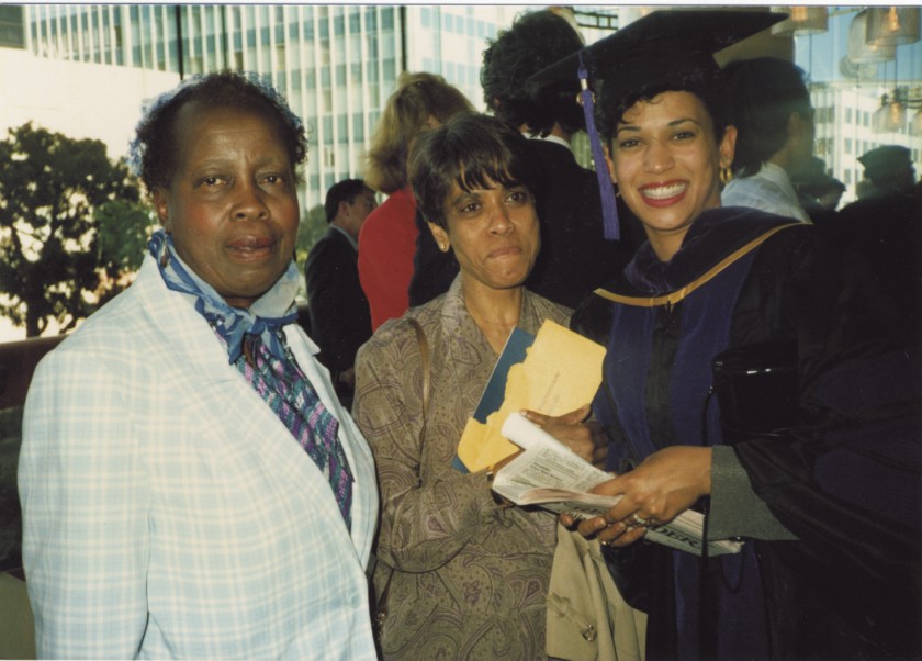 “Tốt nghiệp trường Luật Đại học California Hastings vào tháng 5 năm 1989. Cô giáo dạy lớp đầu tiên của tôi, bà Wilson (trái), đã đến cổ vũ tôi. Mẹ tôi cũng rất tự hào