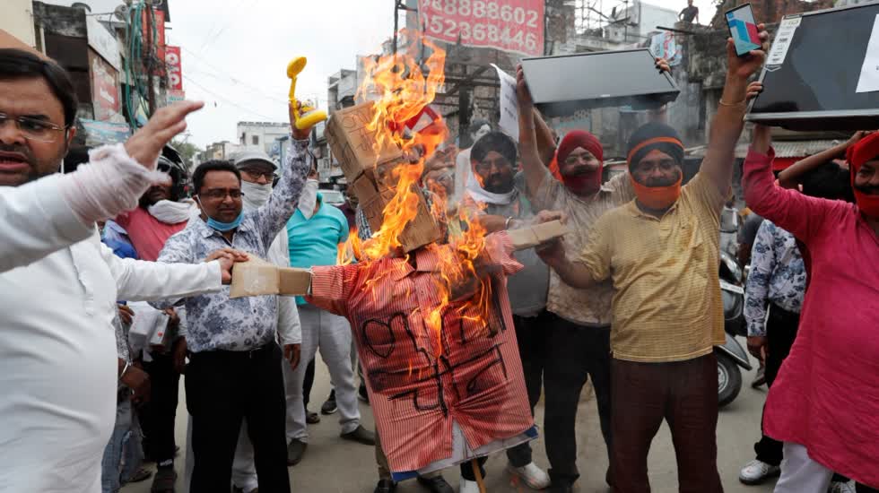 Người dân Ấn Độ đốt hình nộm Chủ tịch Tập Cận Bình trong cuộc biểu tình phản đối Trung Quốc.