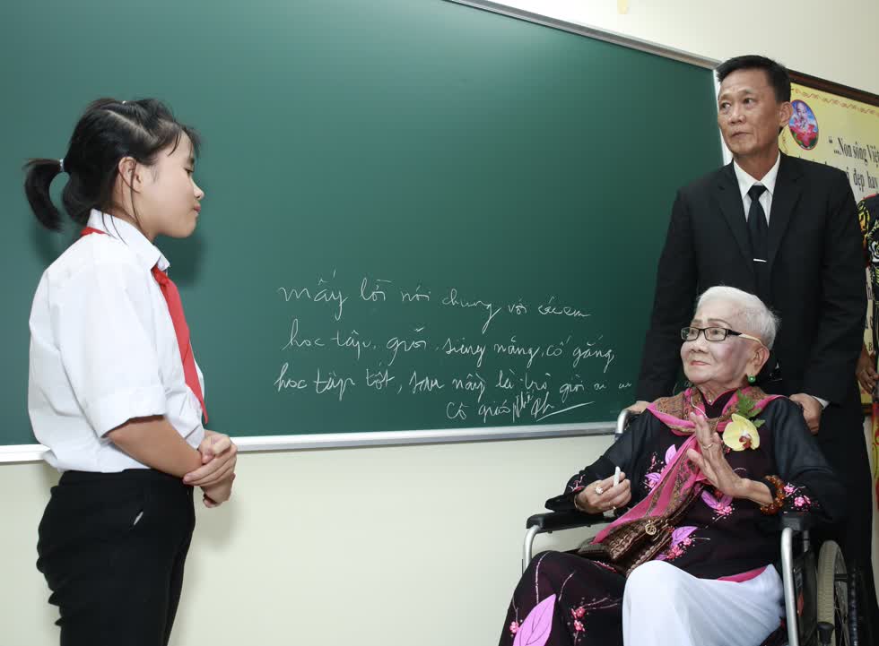   Trong cơ sở mới khang trang, học sinh trường tiểu học Long Khánh A3 chăm chú lắng nghe lời dặn dò của Bà Phan Thị Nhế  