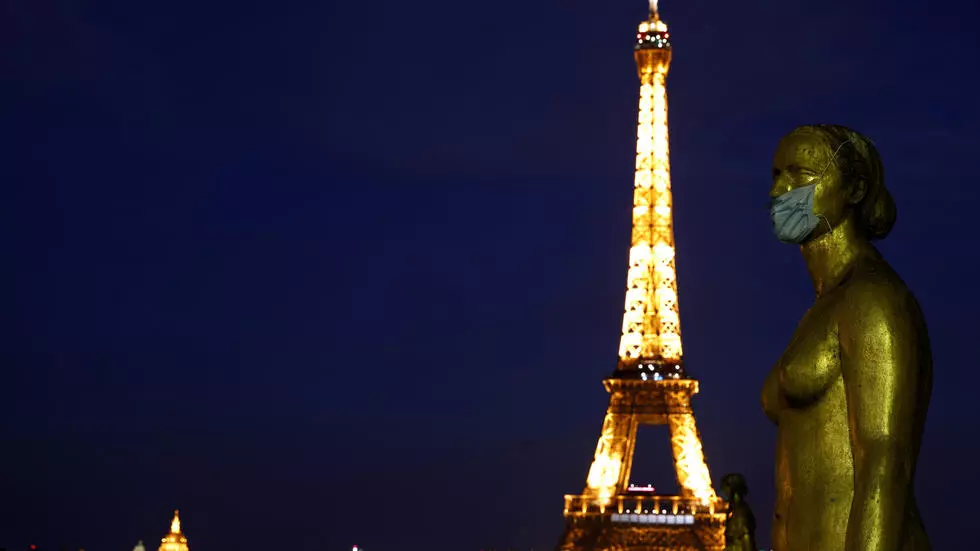 Tượng vàng tại quảng trường Trocadero gần Tháp Eiffel đeo khẩu trang bảo vệ trong khi dịch bệnh COVID-19 bùng phát ở Paris, Pháp, ngày 2/5.
