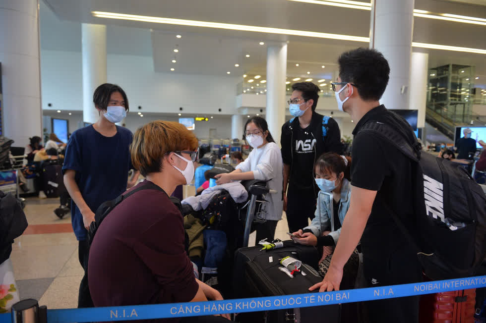Hành khách đeo khẩu trang tại sân bay Quốc tế Nội Bài. Ảnh: Internet.