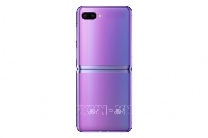 Mẫu điện thoại Galaxy Z Flip của Samsung được giới thiệu ngày 11/2/2020. Ảnh: Yonhap/TTXVN