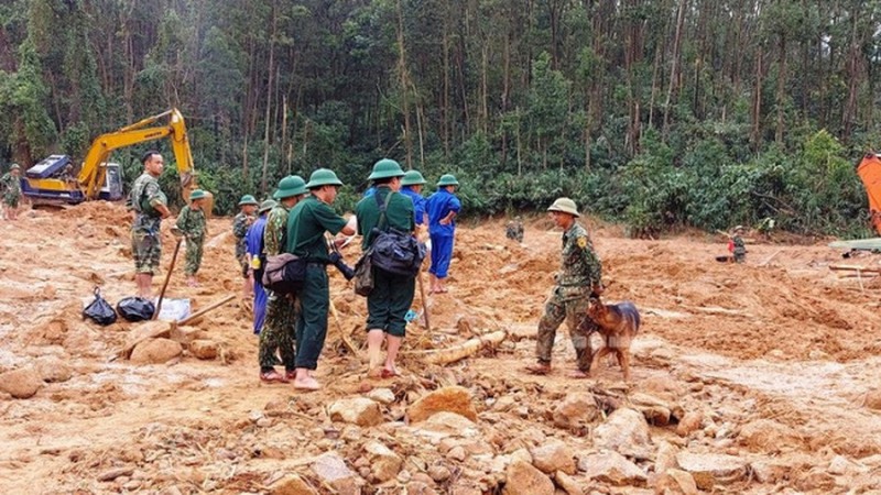 Lực lượng chức năng thực hiện công tác cứu hộ tại Lực lượng cứu hộ các nạn tại xã Phước Lộc, huyện Phước Sơn. 
