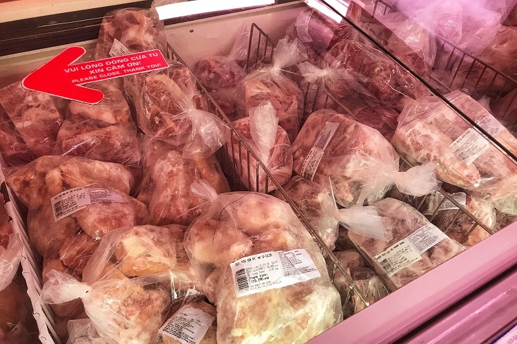 Để mua được miếng thịt ngon, khách hàng cần lựa chọn kỹ vì thịt khi mua đông đá khó kiểm chứng được chất lượng. Ảnh: Internet