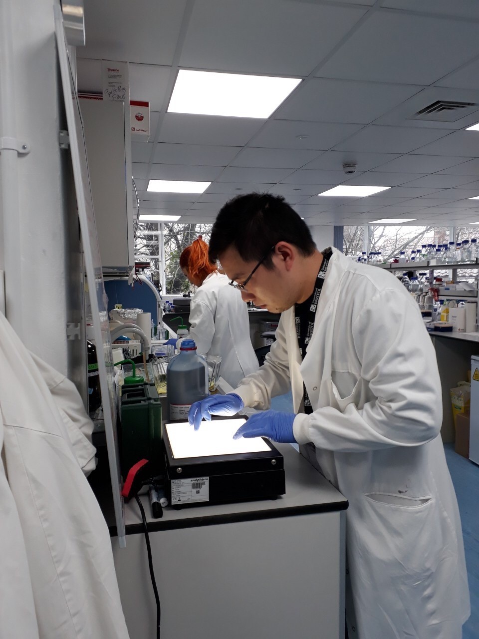 ThS. Mạc Văn Trọng đang phân tích kết quả biểu hiện gen S của COVID-19 tại Phòng thí nghiệm Viện Sinh-Hóa, Trường Đại học Bristol (Anh).