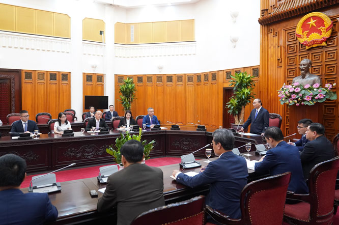 Thủ tướng Nguyễn Xuân Phúc tiếp một số doanh nghiệp Trung Quốc hiện đang đầu tư tại Việt Nam. Ảnh: VGP.