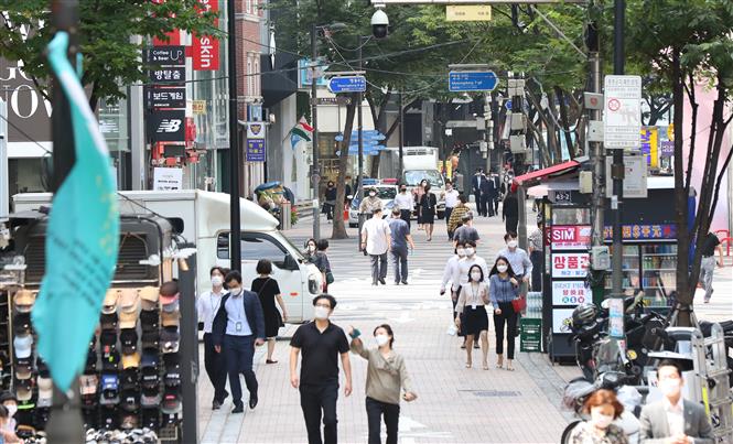  Người dân di chuyển trên đường phố tại thủ đô Seoul, Hàn Quốc, ngày 15/9/2020. Ảnh: Yonhap/ TTXVN