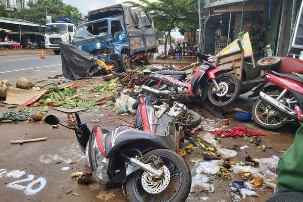 Hiện trường vụ tai nạn khiến 5 người tử vong tại đường Hồ Chí Minh. Ảnh: Vietnamnet