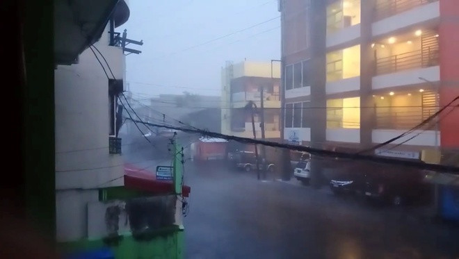 Mưa to do bão Goni gây ra ở thành phố Sorsogon, Philippines hôm 1/11. Ảnh: Reuters.