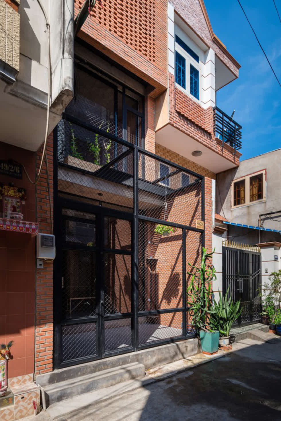Nhà siêu nhỏ thiết kế gạch trần lạ mắt ở Sài Gòn