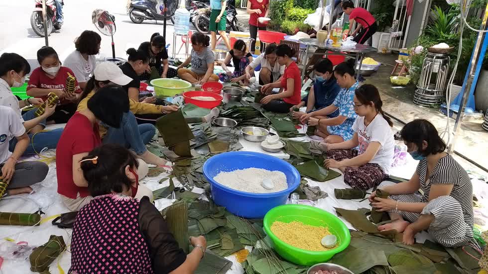Sáng nay (22/10), đchị em phụ nữ trên địa bàn TP.HCM đã đến nhà chị Trang (Quận 9) để tiếp tục phụ gói bánh chưng, bánh tét. 