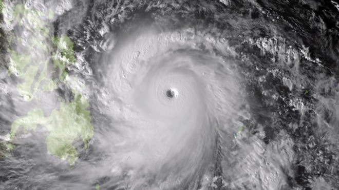 Là một trong những siêu bão mạnh nhất trong lịch sử, phần mắt bão Hải Yến được nhìn rất rõ từ bên ngoài không gian. Hình ảnh siêu bão Hải Yến chụp từ vệ tinh vào hôm 7/11 của Cơ quan Khí tượng Nhật Bản cung cấp. Ảnh: AFP