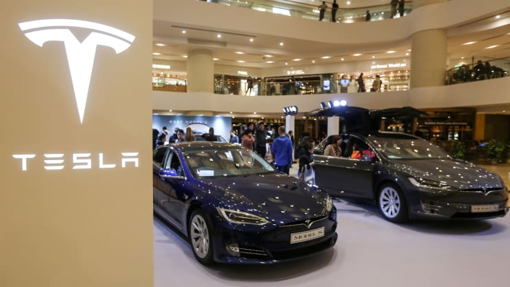 Tesla Model S (L) và Model X được trưng bày tại một trung tâm mua sắm ở Hồng Kông vào ngày 10/3/2019. Ảnh: AFP.