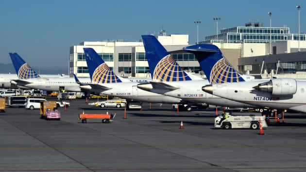 Một hàng máy bay chở khách của United Airlines đậu tại cổng tại Sân bay Quốc tế Denver ở Denver, Colorado.