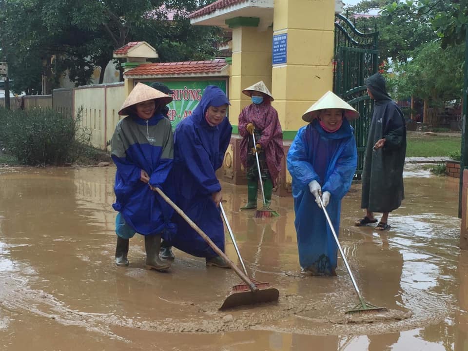 Đội ngũ giáo viên các trường học tại Quảng Bình nhanh chóng thực hiện việc dọn vệ sinh trường lớp ngay sau khi nước lũ bắt đầu rút. Ảnh: Giáo Dục & Thời Đại