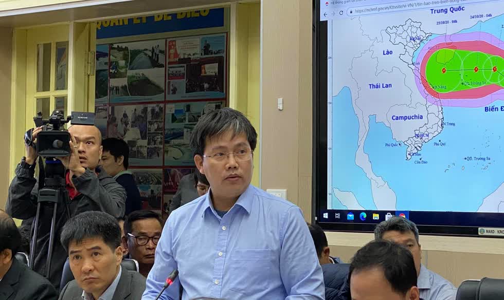   Ông Mai Văn Khiêm, Giám đốc Trung tâm Dự báo khí tượng thủy văn Quốc gia phát biểu tại cuộc họp. Ảnh: VGP  