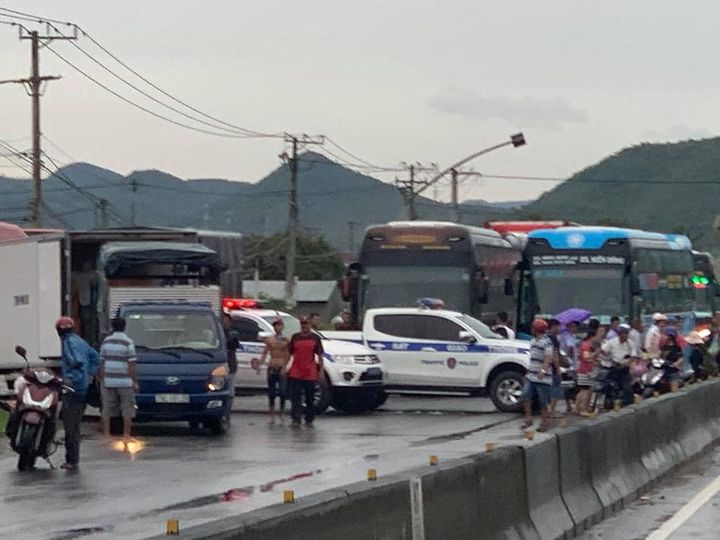 Các đoàn cứu trợ bị kẹt ở Nha Trang. Ảnh: FB