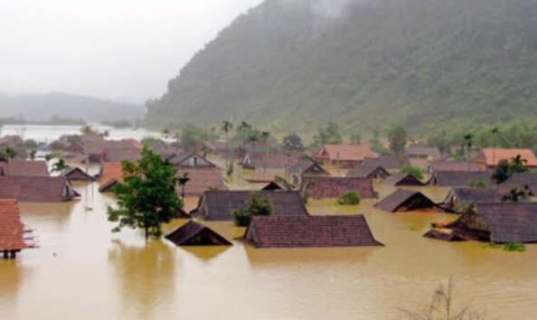 Các tổ chức quốc tế, trong đó có UNDP, UNICEFF và ADB đã hỗ trợ đồng bào miền trung chịu thiệt hại do mưa lũ vừa qua, với gần 3 triệu USD. Ảnh: 