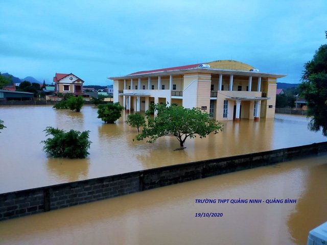 Trường THPT Quảng Ninh chìm trong biển nước mùa lũ. Ảnh: FBNV