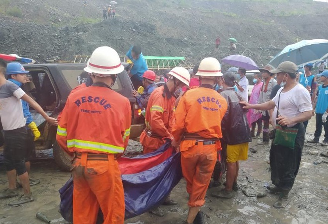 Chính quyền đã huy động một lượng lớn người để tham gia cứu hộ, tuy nhiên mưa lớn kéo dài khiến công tác cứu hộ gặp rất nhiều khó khăn. Tính đến 12h trưa, ít nhất 113 thi thể đã được tìm thấy. Ảnh: Sở cứu hỏa Myanmar.