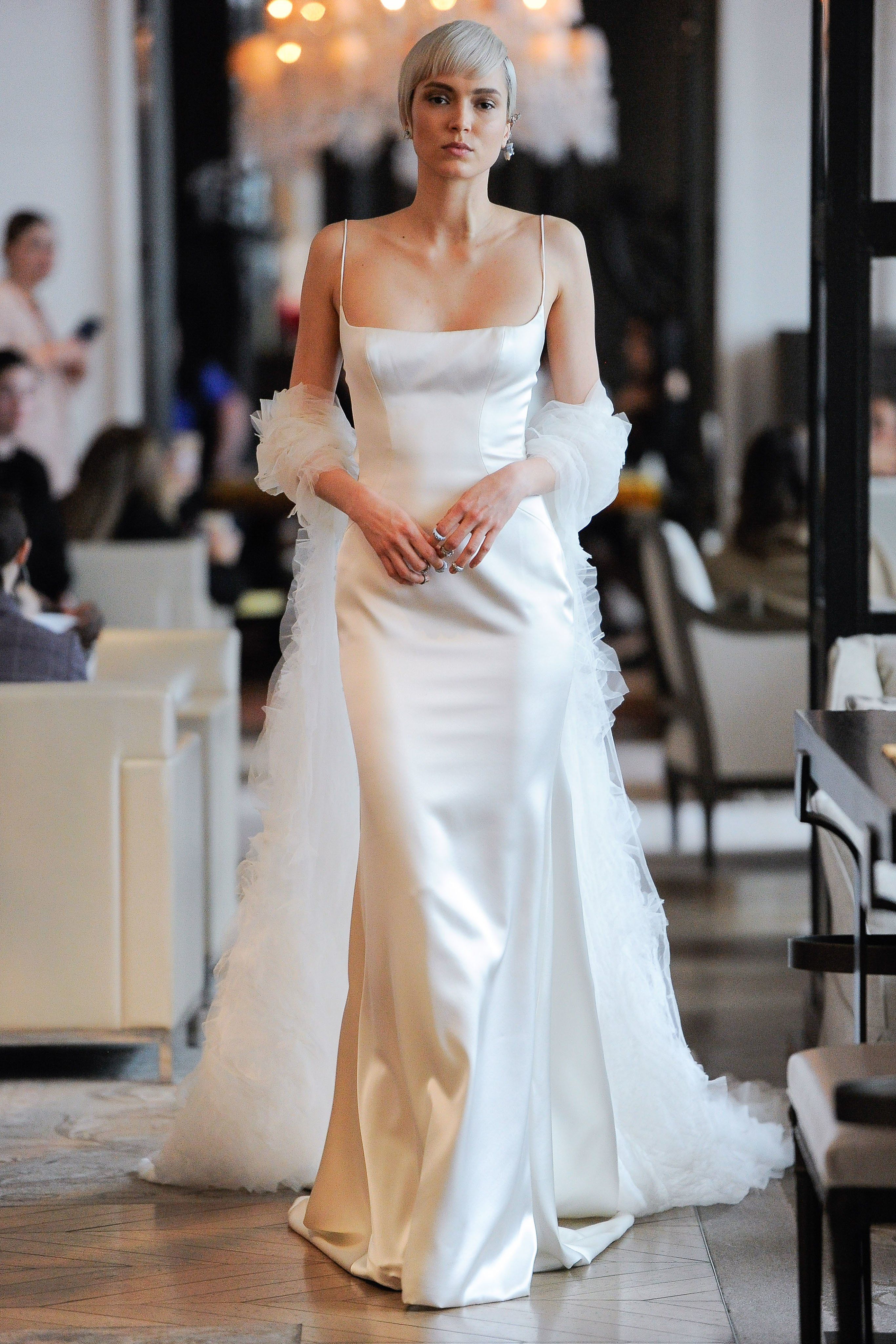 Váy cưới Ines Di Santo lụa hai dây màu trắng
