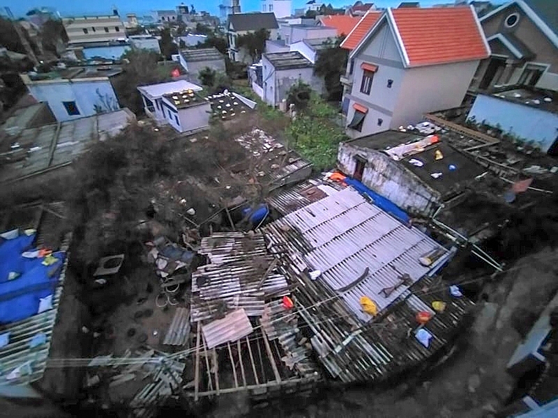 Gió làm tốc mái nhà dân ở An Hải, Lý Sơn. Ảnh: Chí Tâm