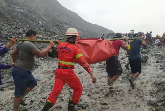  Lực lượng cứu hộ di chuyển các thi thể tại hiện trường vụ sạt lở mỏ ở Myanmar hôm nay. Theo quan chức địa phương, số người chết trong vụ tai nạn này dự kiến sẽ còn tiếp tục tăng. Ảnh: AP.