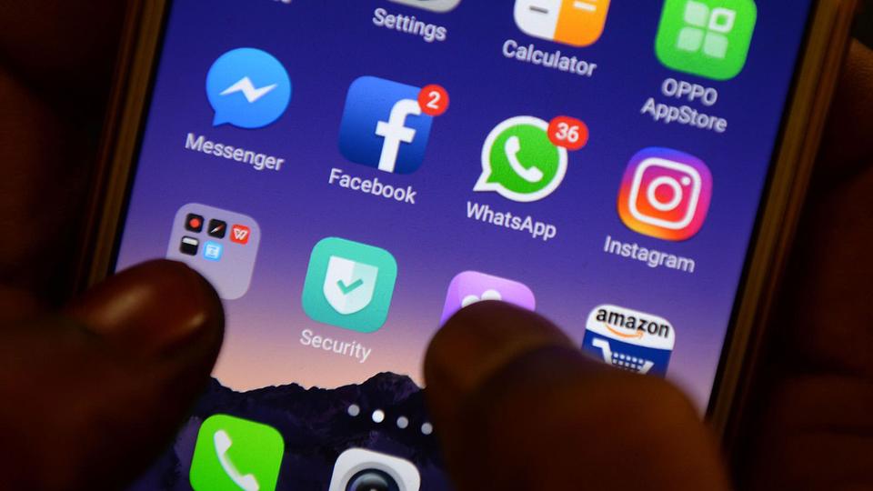 Các nền tảng truyền thông xã hội và ứng dụng nhắn tin, bao gồm Facebook, WhatsApp, Telegram, Google và Twitter, cho biết họ sẽ từ chối các yêu cầu thực thi pháp luật đối với dữ liệu người dùng ở Hồng Kông, ngày 7/7/2020. Ảnh: AFP