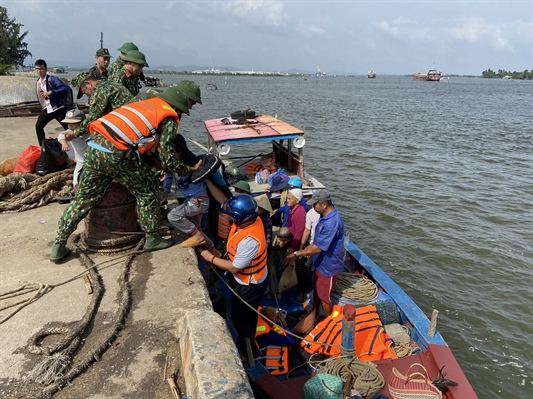 Lực lượng chức năng hỗ trợ người dân xã đảo Tam Hải di dời đến nơi trú tránh bão. Ảnh: Báo Văn Hóa
