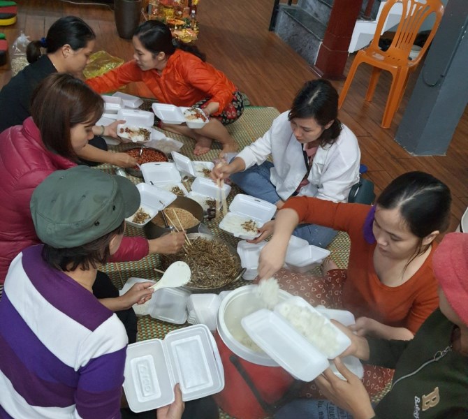 Một nhóm thiện nguyện (Lộc Ninh, TP Đồng Hới, Quảng Bình) chuẩn bị cơm đưa đến cho người dân cùng lũ tại Lệ Thủy.