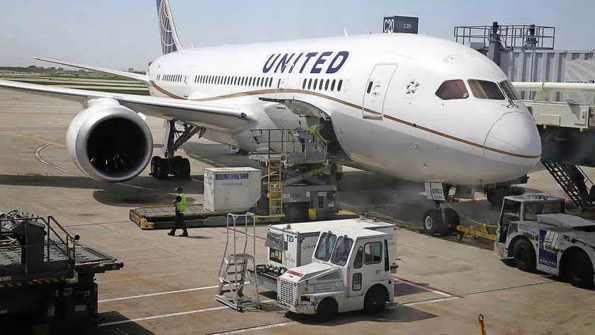 United Airlines tính cắt giảm nhân sự khi nhu cầu đi lại của du khách hạn chế.