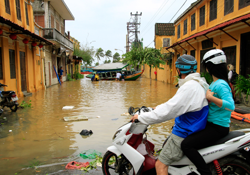 Bão và mưa lớn đẩy cả thuyền vào phố Hội An. Ảnh: VnExpress/Văn Đông