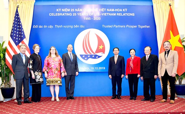 Thứ trưởng Thường trực Bộ Ngoại giao Việt Nam Bùi Thanh Sơn và Trợ lý Ngoại trưởng Hoa Kỳ David Stilwell cùng các đại biểu khai trương biểu tượng kỷ niệm 25 năm thiết lập quan hệ ngoại giao Việt Nam - Hoa Kỳ (1995-2020).