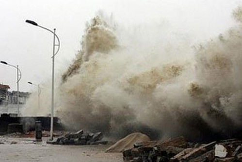 Sóng biển đánh vào cầu tàu ở thành phố Sán Đầu, Quảng Đông, Trung Quốc. 