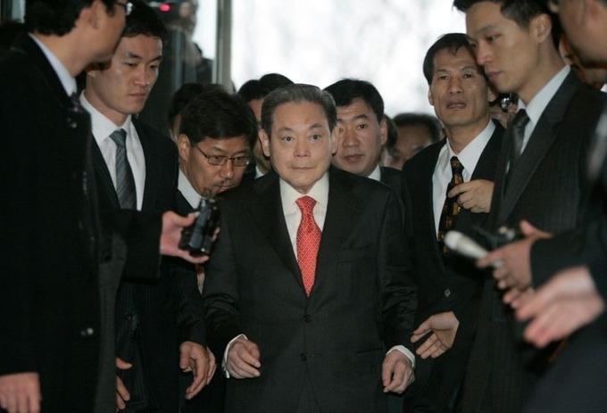   Ông Lee Kun-hee tại văn phòng của Liên đoàn Công nghiệp Hàn Quốc tháng 12/2007. Ảnh: Reuters.  