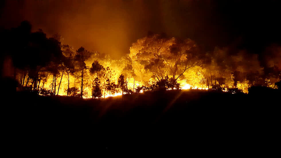 Nắng nóng gây cháy rừng ở huyện Hương Sơn đêm 30/6. Ảnh: Vnexpress.