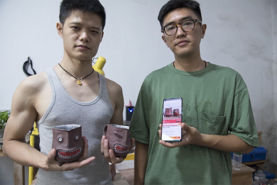 Cheng Peng (phải) bán sản phẩm của hàng chục nhà thiết kế, trong đó có Tart Bro (trái). Ảnh: Zigor Aldama