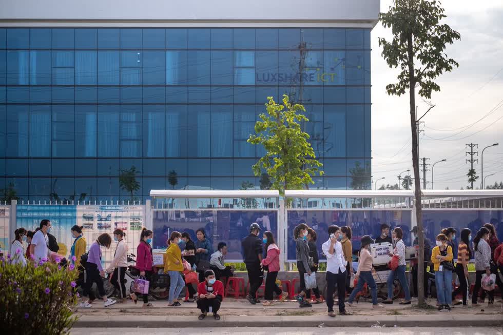 Công nhân tiến vào nhà máy Luxshare ICT tại Khu công nghiệp Vân Trung, huyện Việt Yên. Ảnh: Bloomberg